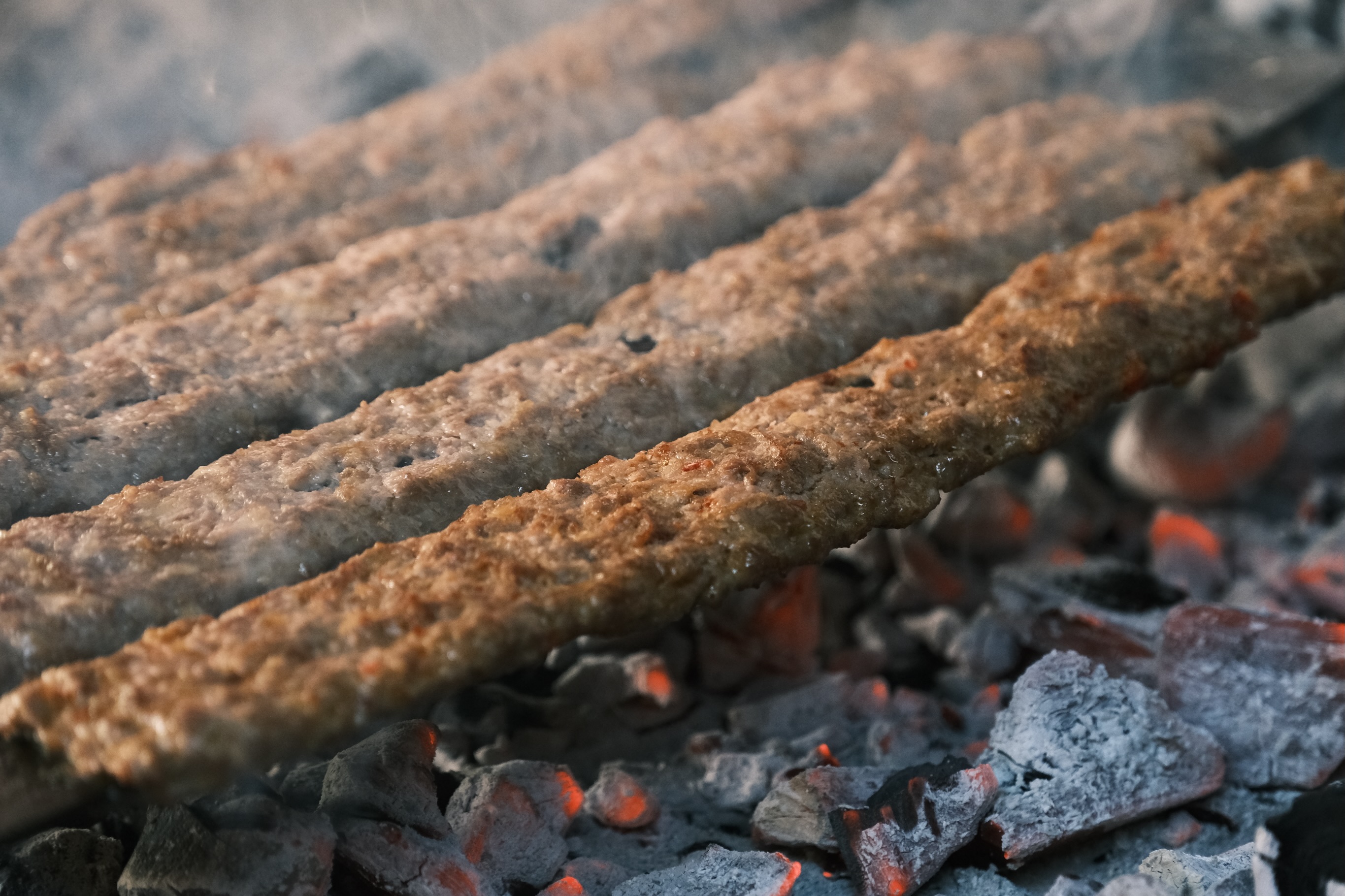 Köz ateşinde pişen Asmaaltı Adana kebabı