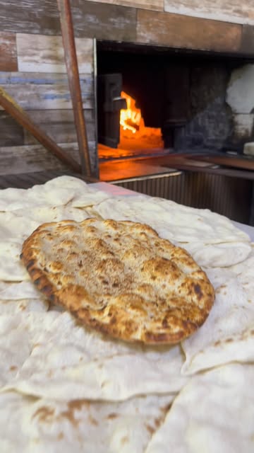 Odun fırını önünde taze pide