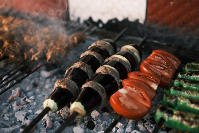 Közde patlıcan, domates ve biberle hazırlanan patlıcan kebabı