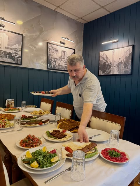 Asmaaltı Kebap'ta Yılmaz Sabah'ın hazırladığı geleneksel Adana sofrası
